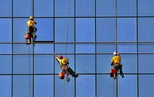 profissionais-usando-cadeirinha-de-pintura