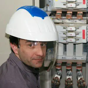 Eletricista usando capacete com viseira