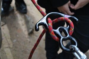 Freio 8 e sua interação com a corda para trabalho em altura