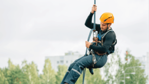 Talabarte em uso, já com profissional em deslocamento vertical
