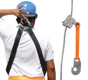 Profissional demonstrando ponto de conexão para o Trava Quedas