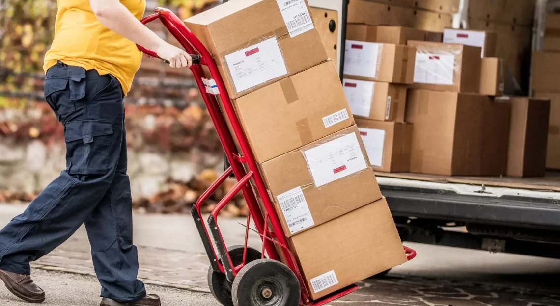 Carrinho de carga em entregas domiciliares