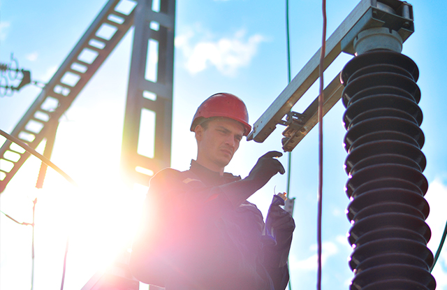 Ao trabalhar em redes de tensão elétrica, as luvas isolantes são obrigatórias