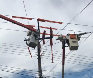 Várias mantas isolantes sendo usadas em rede elétrica
