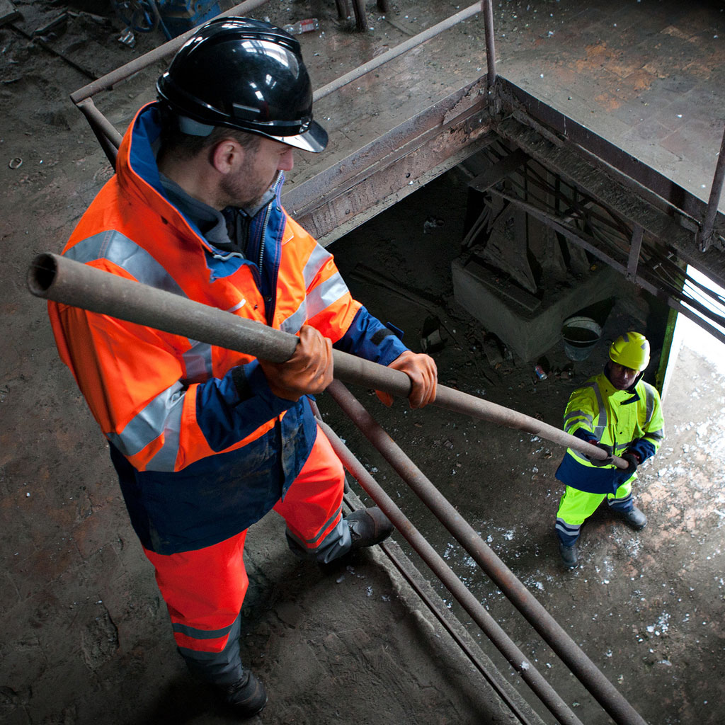 Especialistas usando roupas antiestaticas