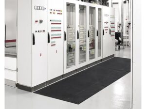 Tapete isolante em frente a equipamento