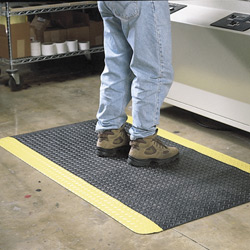 Tapete isolante sendo usado em fábrica, protegendo o trabalhador