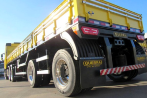 Lameiro em caminhão amarelo