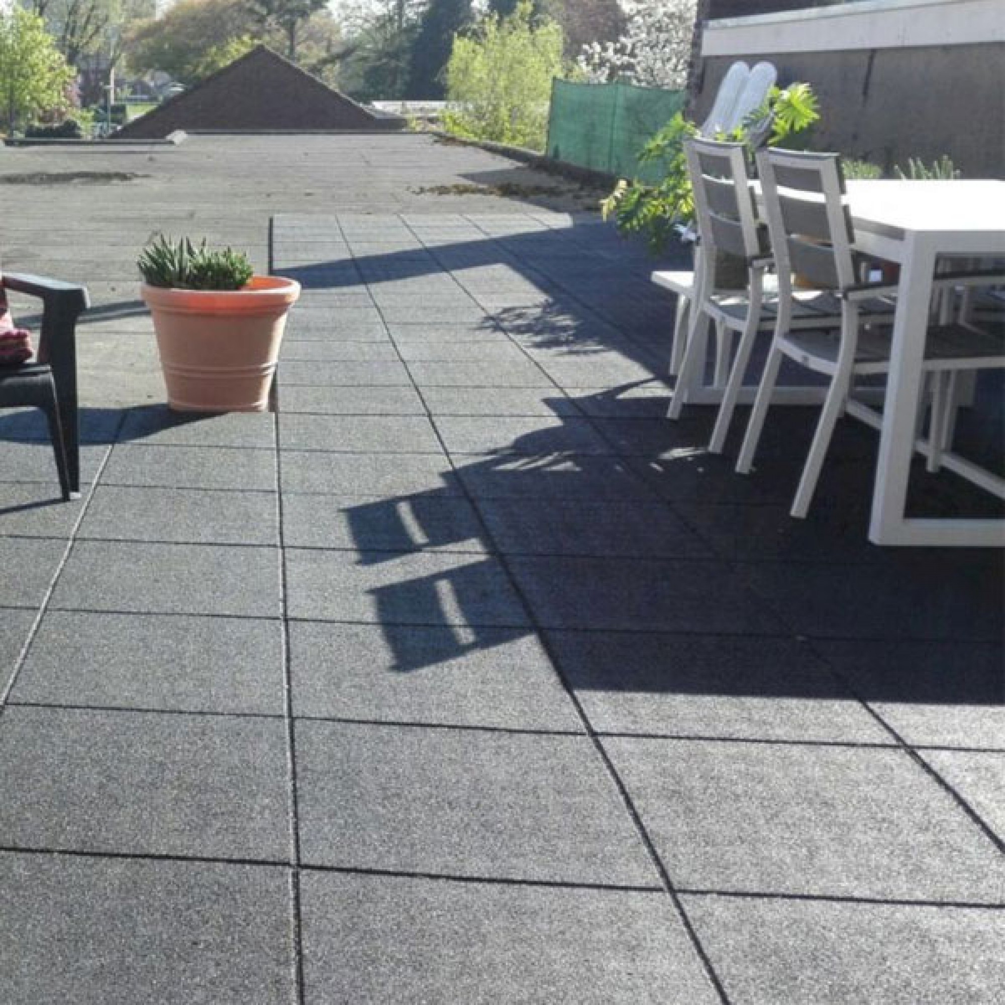 Piso de borracha em área descoberta