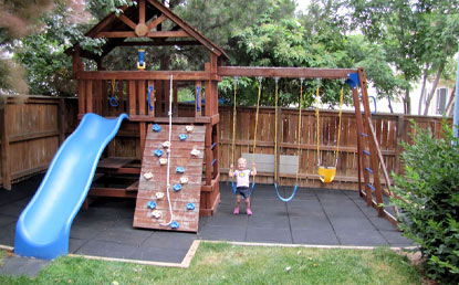 Piso emborrachado em parque infantil