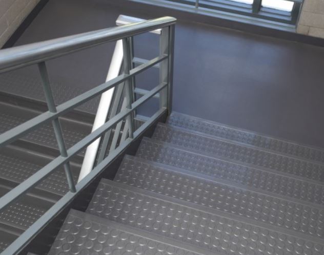 Escada com piso de borracha